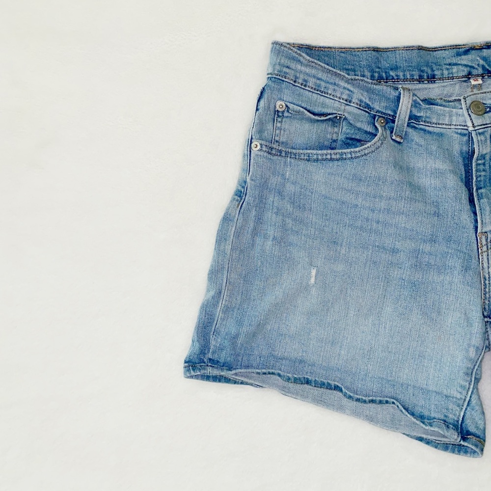 Women’s Levi Strauss Stretch Shorts - Size 32